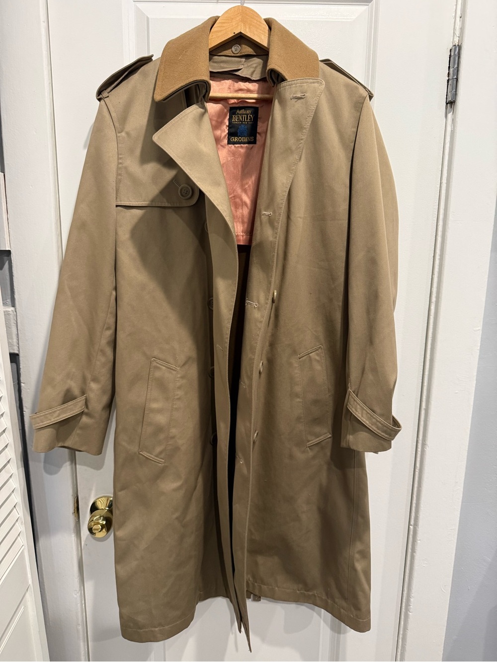 Bentley Groomsmen Tan Trench Coat - Men's Classic Overcoat Vintage 80s
